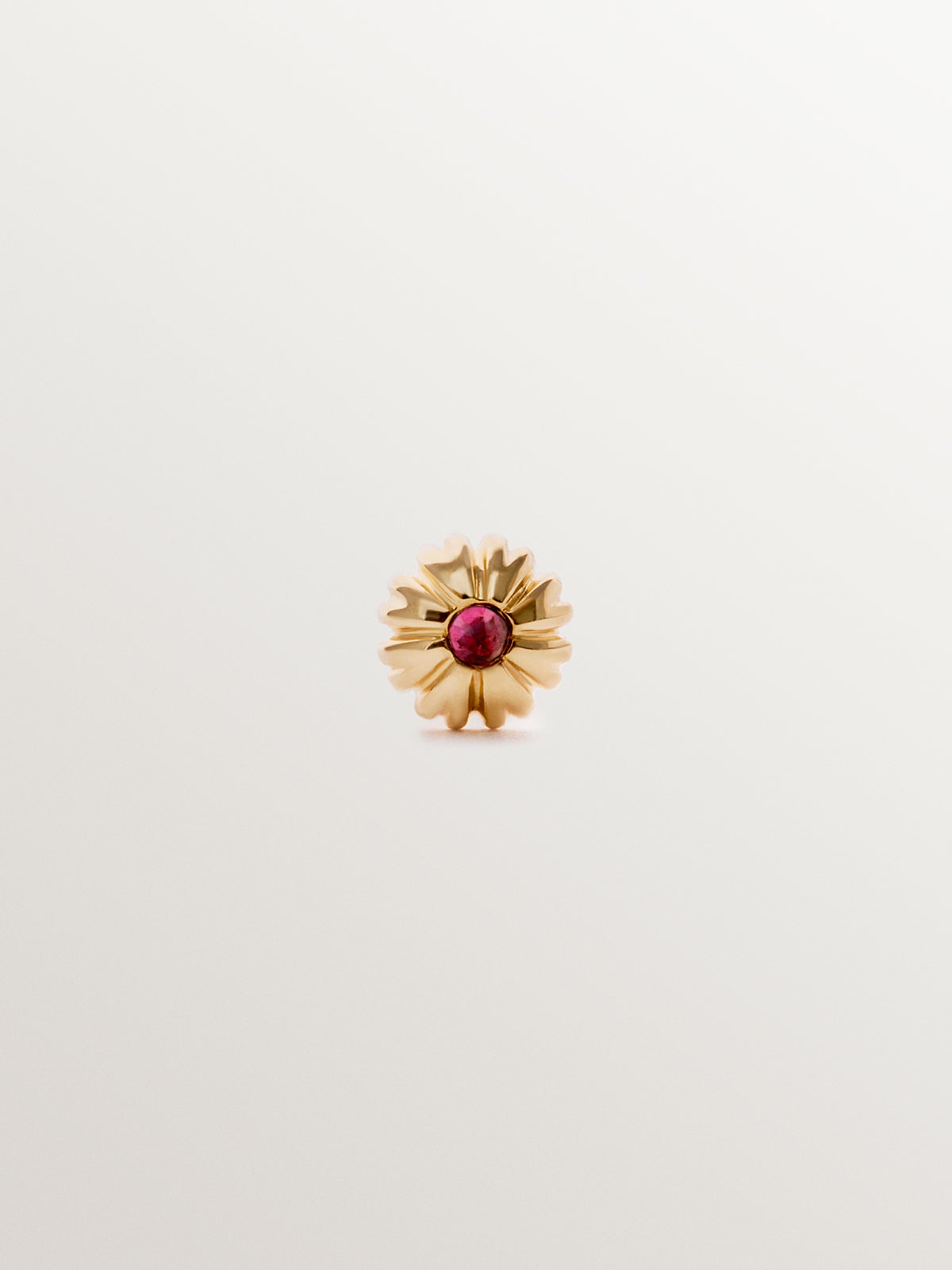 Individual 18K yellow gold piercing with central brilliant-cut pink rhodolite